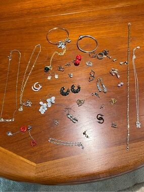 Lot bundle fashion jewelry- necklaces earrings bracelets